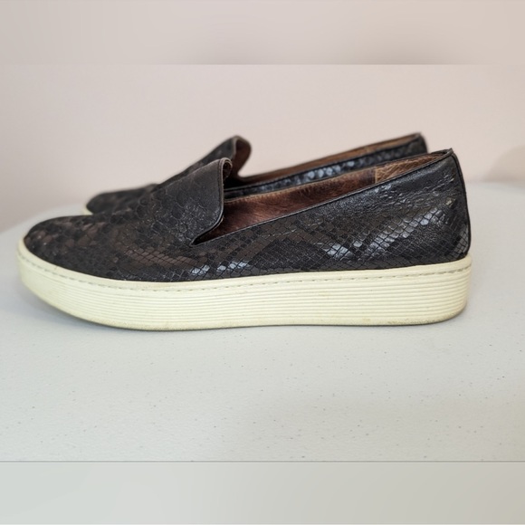 Sofft Women's Somers Leather Snakeskin Print Slip On Sneaker Size 9 Black Loafer - Picture 3 of 8